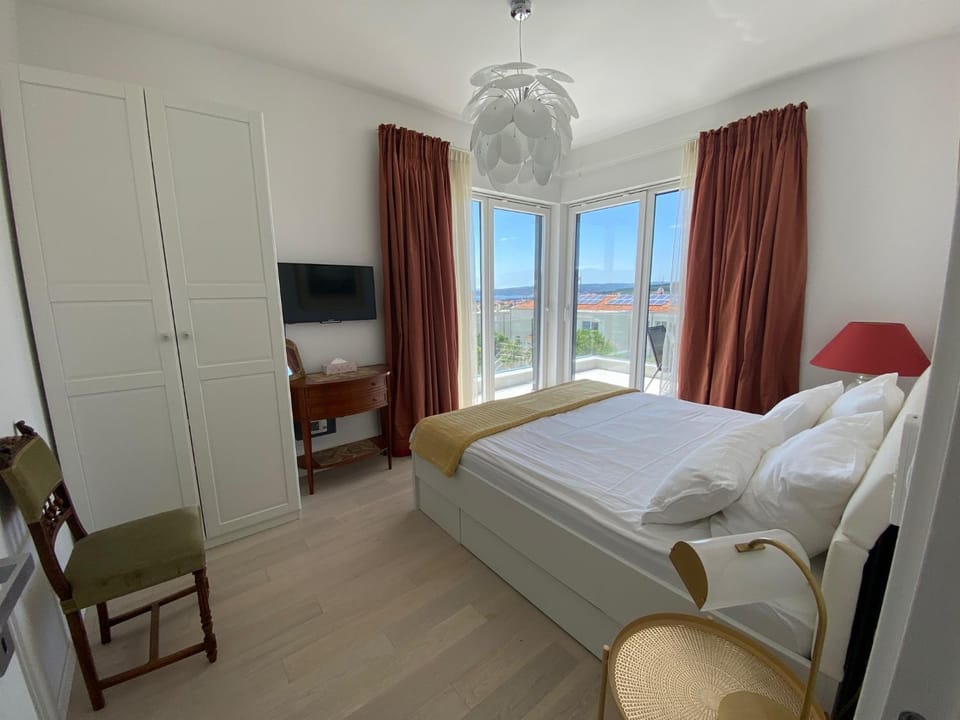 Bed, TV and multimedia, Bedroom, Sea view, wardrobe
