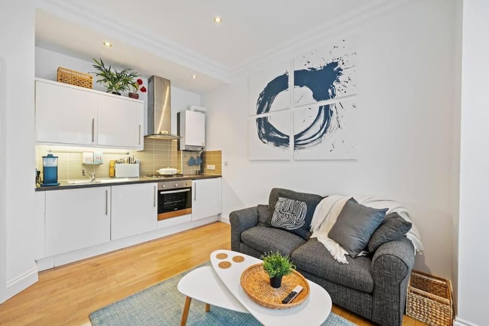 Mallard Suite with Parking Duckling Stays Apartment in London Borough of Ealing
