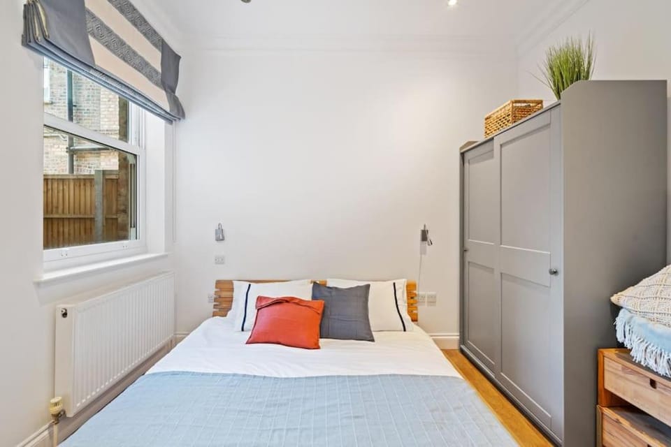 Mallard Suite with Parking Duckling Stays Apartment in London Borough of Ealing