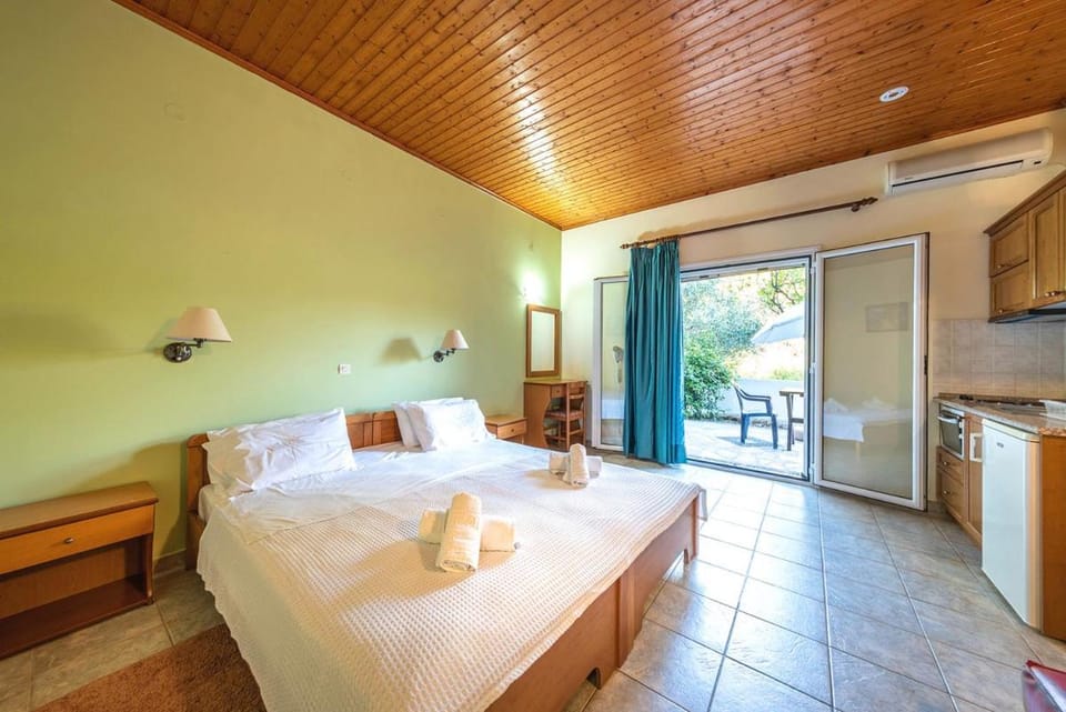 Bed, Kitchen or kitchenette, Photo of the whole room, Dining area, Bedroom, minibar, towels
