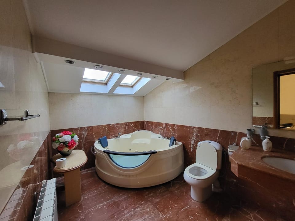 Hot Tub, Bathroom
