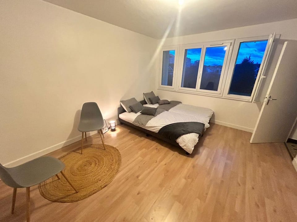 Bed, Living room, Photo of the whole room, Seating area, Bedroom