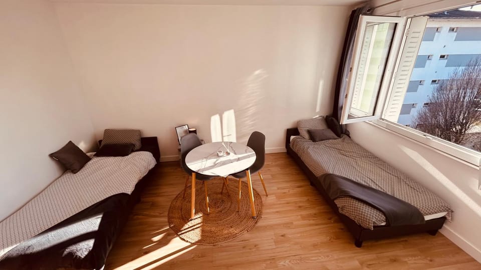 Bed, Living room, Photo of the whole room, Seating area, Bedroom
