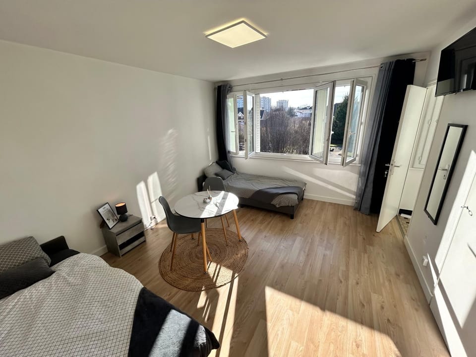 Bed, TV and multimedia, Living room, Photo of the whole room, Seating area, Dining area, Bedroom