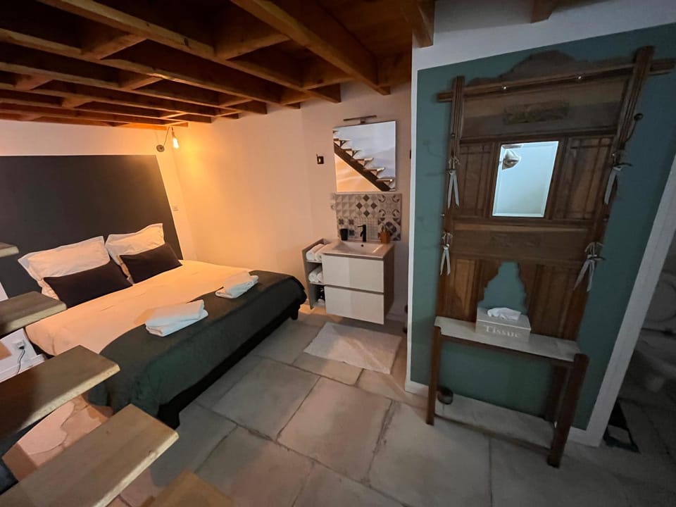Bed, Photo of the whole room, Bedroom, towels