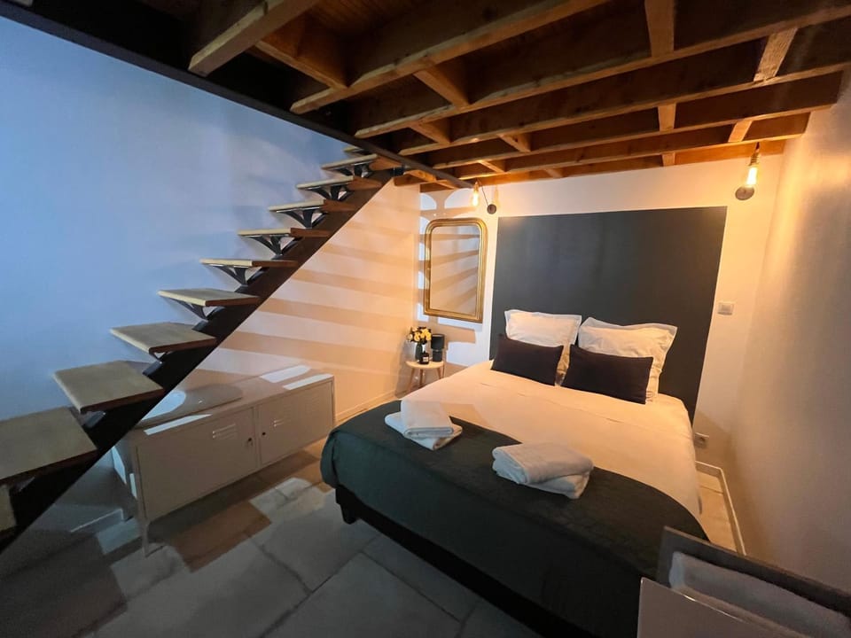Bed, Photo of the whole room, Bedroom