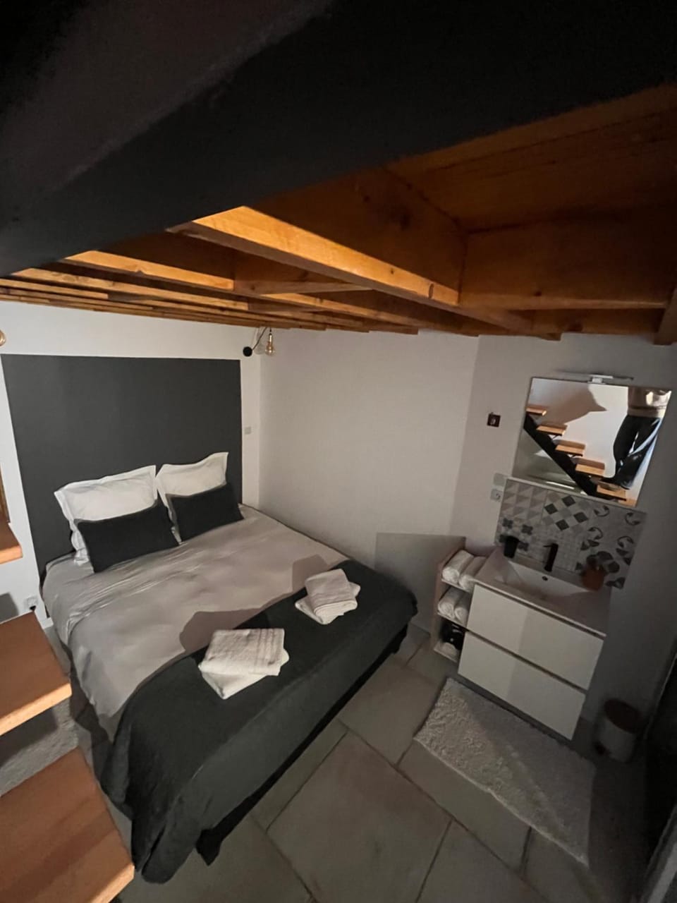 Bed, Photo of the whole room, Bedroom, towels