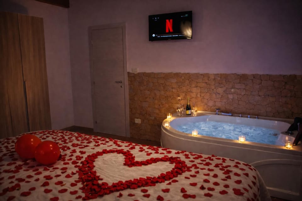 Bed, Hot Tub, Photo of the whole room, Bedroom