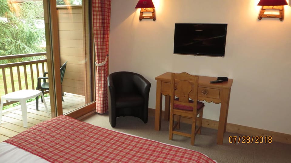 TV and multimedia, Seating area, Bedroom