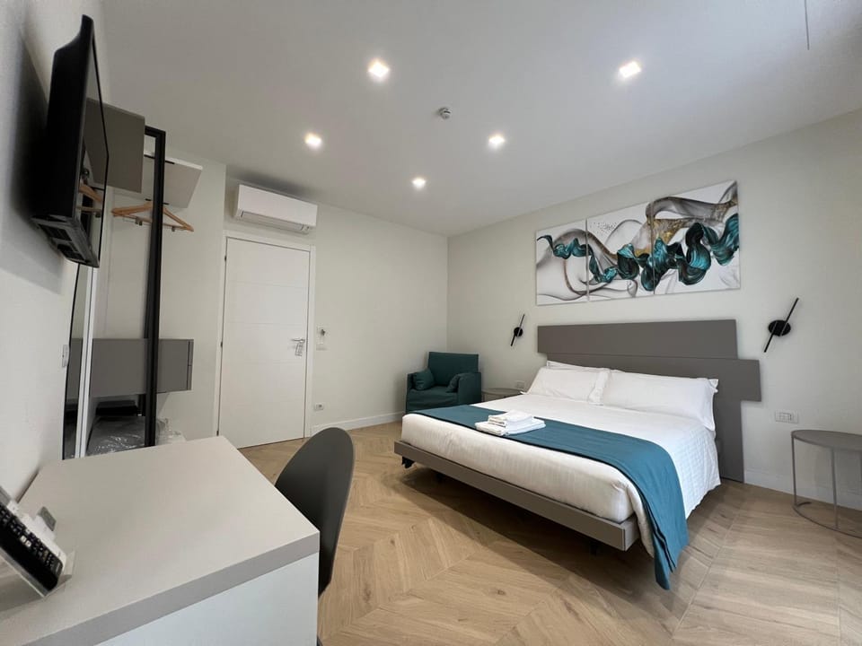 Communal lounge/ TV room, Bed, TV and multimedia, Photo of the whole room, Bedroom, hair dresser, air conditioner