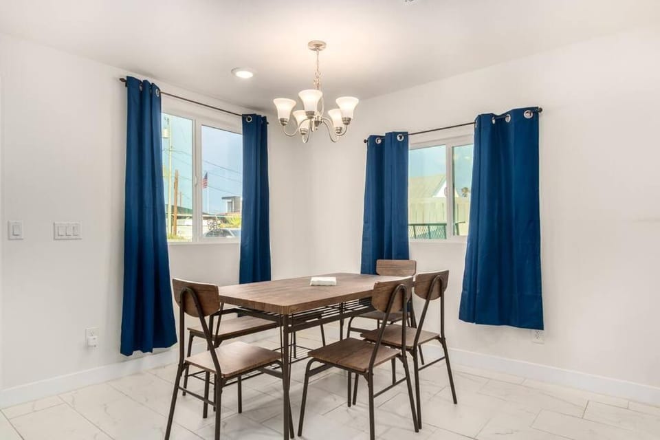 Your Downtown Home With California King Bed Unit A Apartment in Phoenix