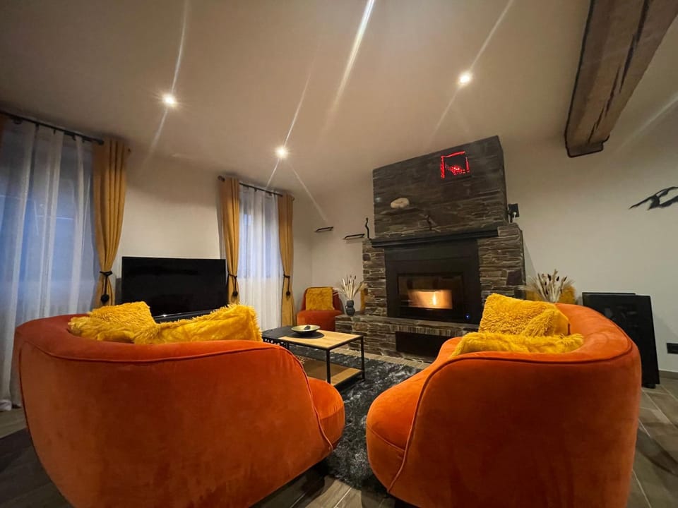 Communal lounge/ TV room, TV and multimedia, Living room, Seating area, Evening entertainment
