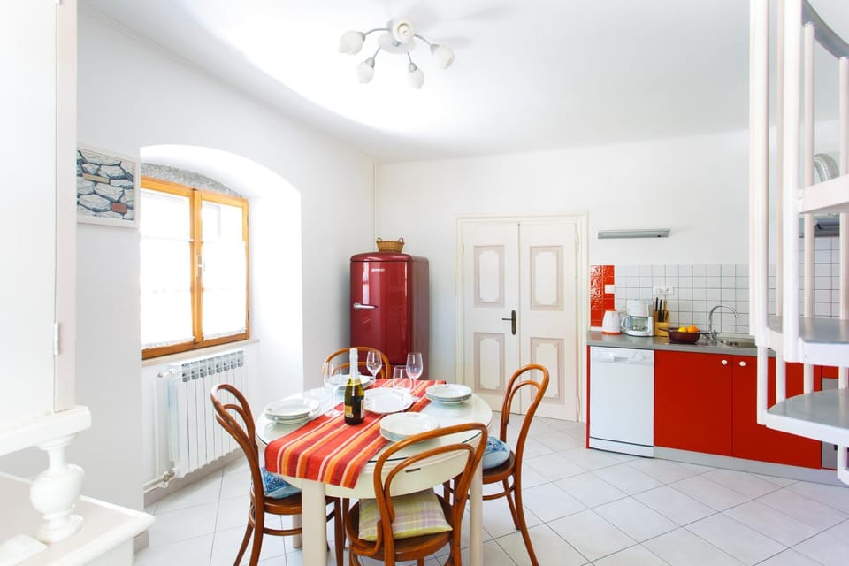 Kitchen or kitchenette, Dining area, stove