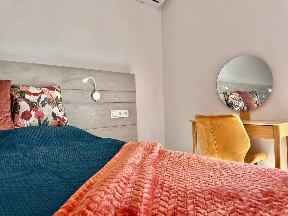 Bed, Photo of the whole room, Seating area, Bedroom