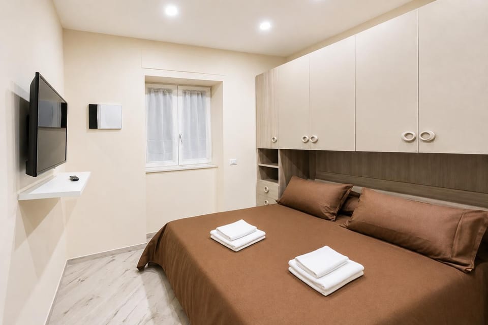 Bed, TV and multimedia, Photo of the whole room, Bedroom, towels, wardrobe