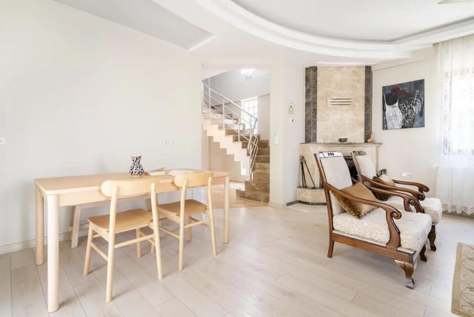 Living room, Dining area, fireplace