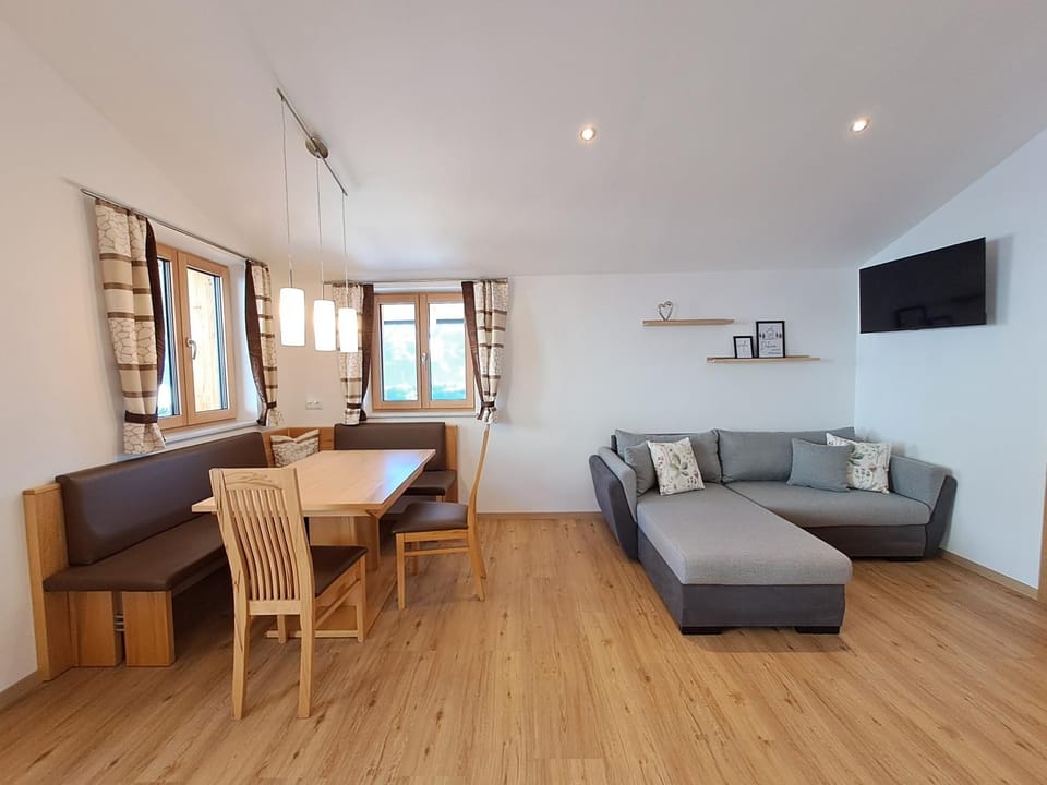 TV and multimedia, Living room, Dining area