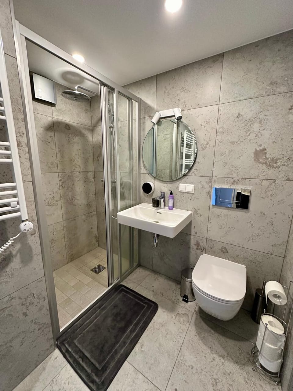 Shower, Toilet, Bathroom, towels