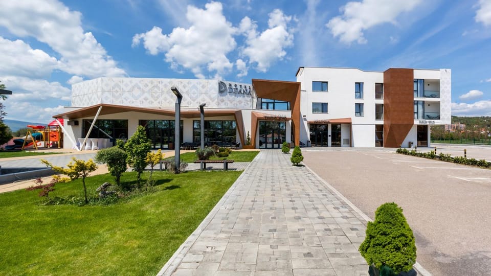 Property building, Garden, Garden view, Location