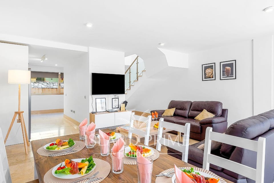TV and multimedia, Living room, Decorative detail, Seating area, Dining area, internet