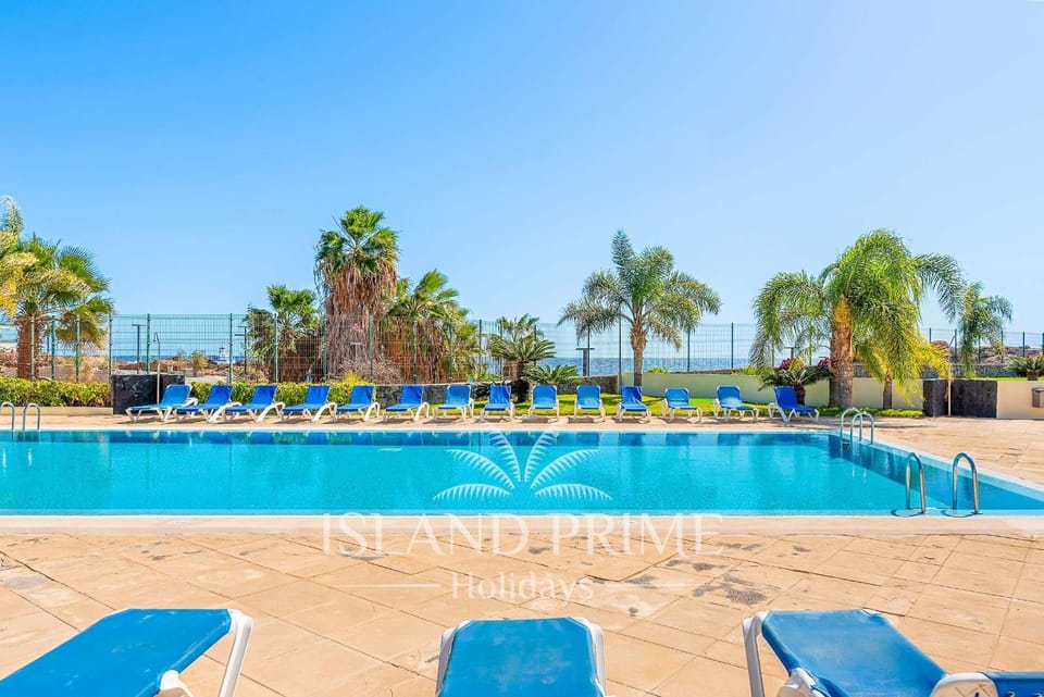 Swimming pool, sunbed
