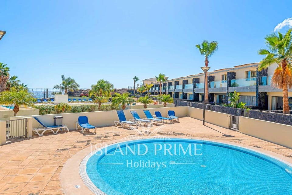 Swimming pool, sunbed
