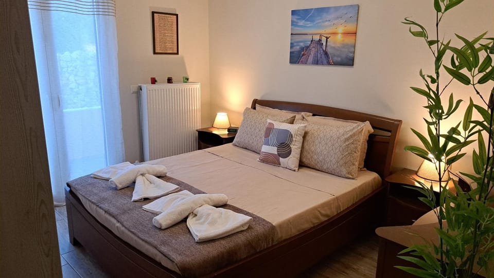 Bed, Bedroom, towels, air conditioner