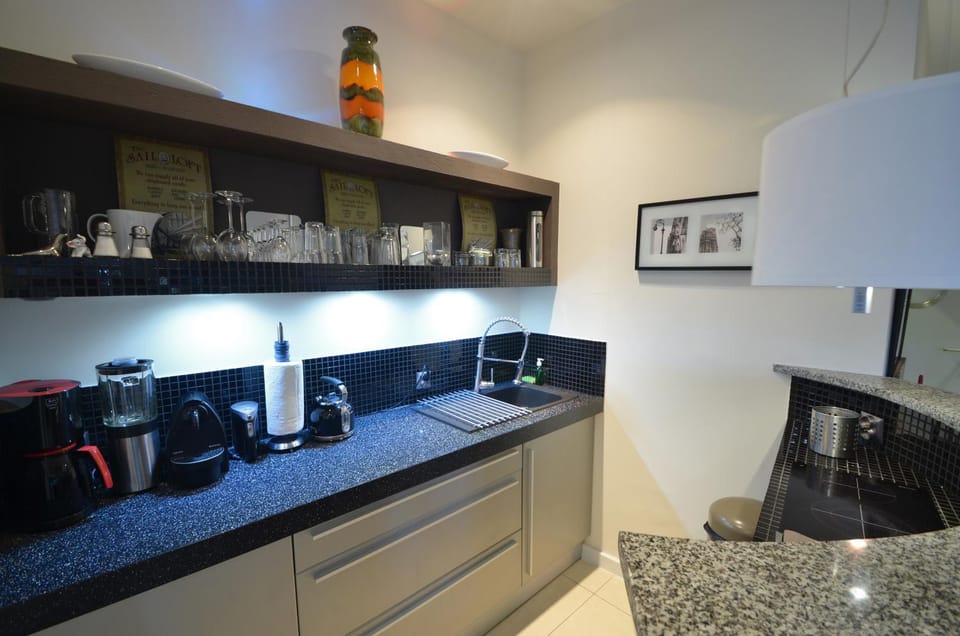 Coffee/tea facilities, Kitchen or kitchenette, stove, toaster