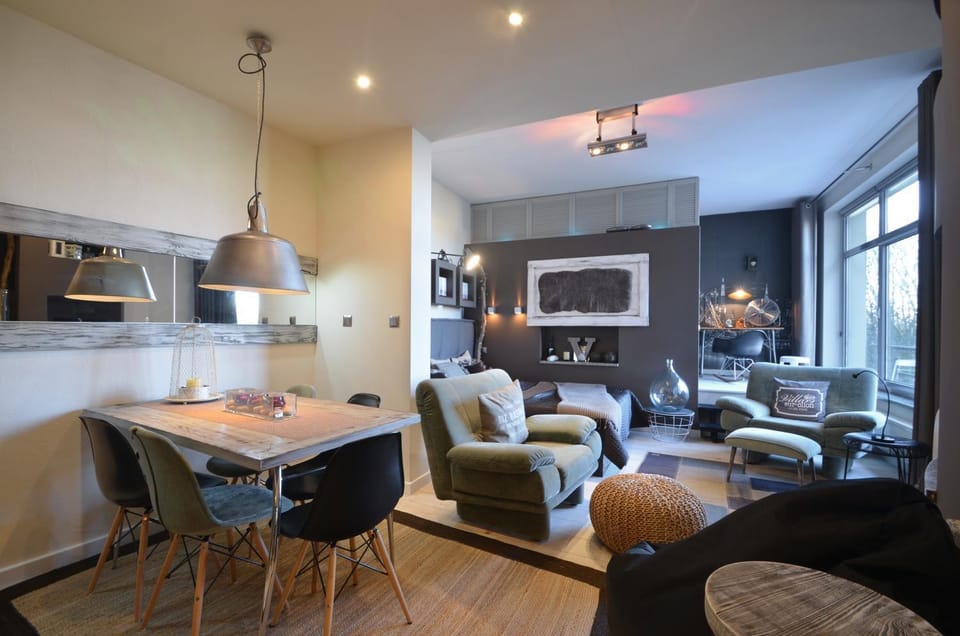 TV and multimedia, Living room, Seating area, Dining area