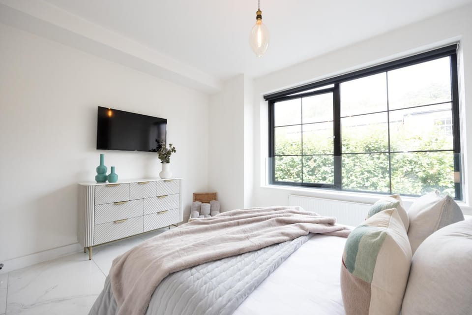 Bed, TV and multimedia, Bedroom