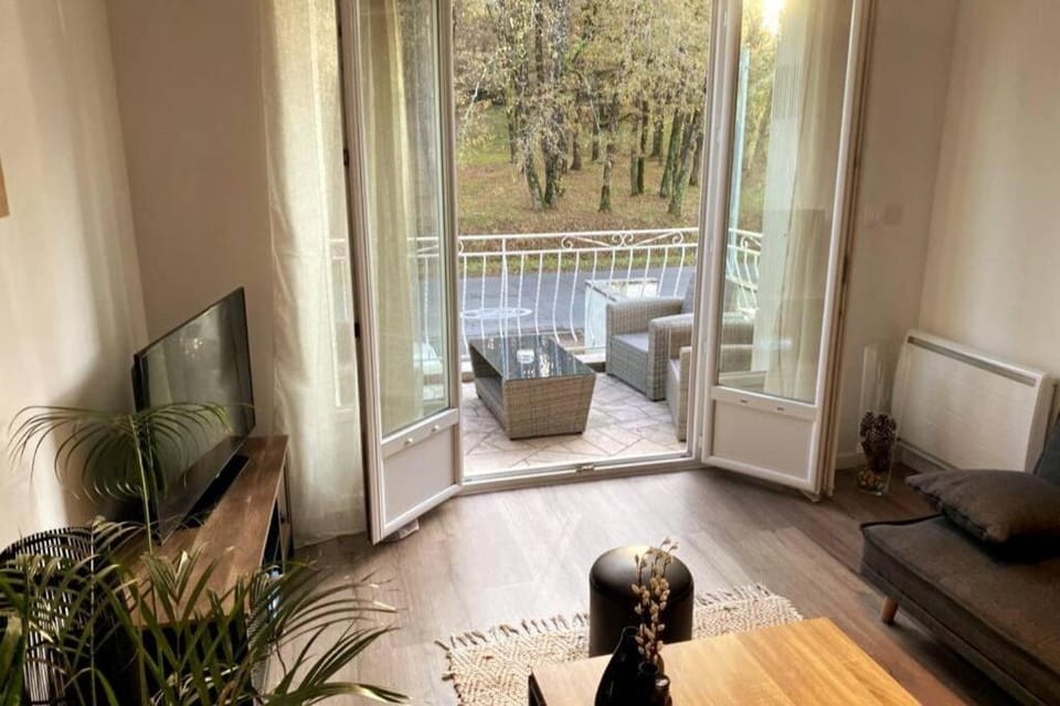 Logement à Brive près de la campagne et centre-ville, avec parking privé, climatisation, et double balcon privé Apartment in Nouvelle-Aquitaine