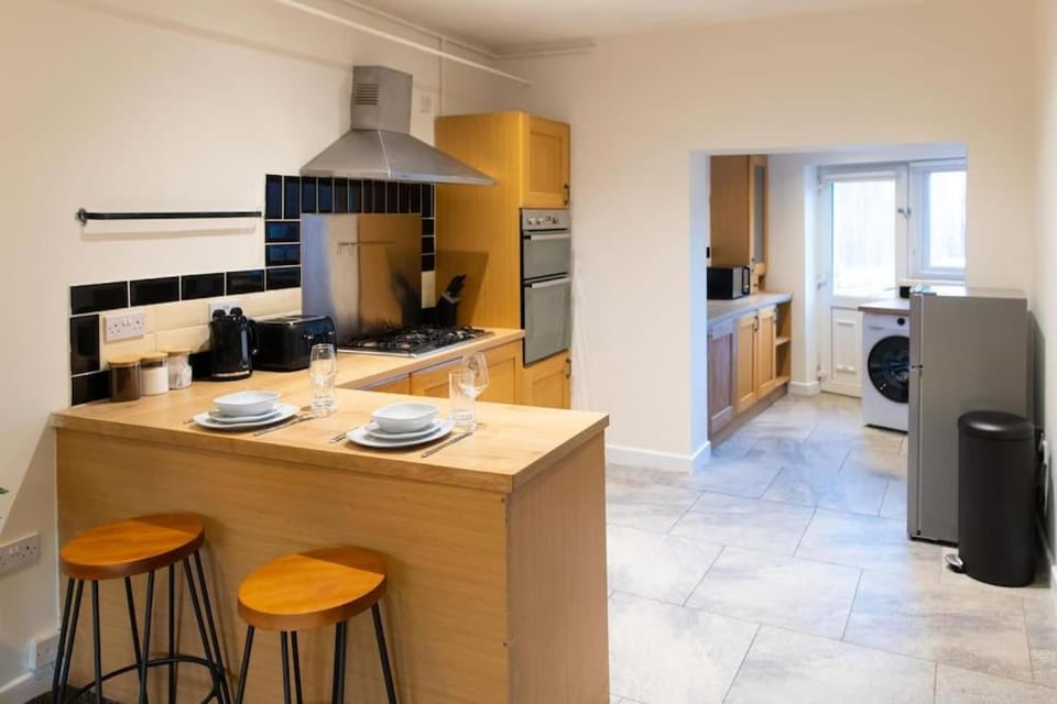 Coffee/tea facilities, Kitchen or kitchenette, oven, stove