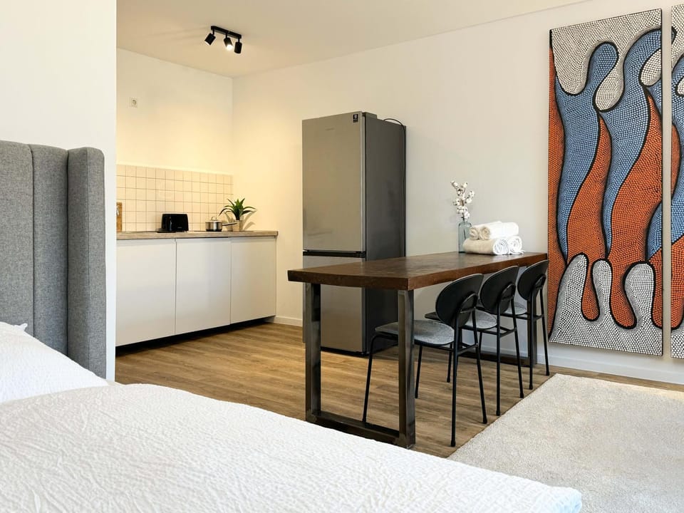 Bed, Kitchen or kitchenette, Photo of the whole room, Dining area, Bedroom, hair dresser