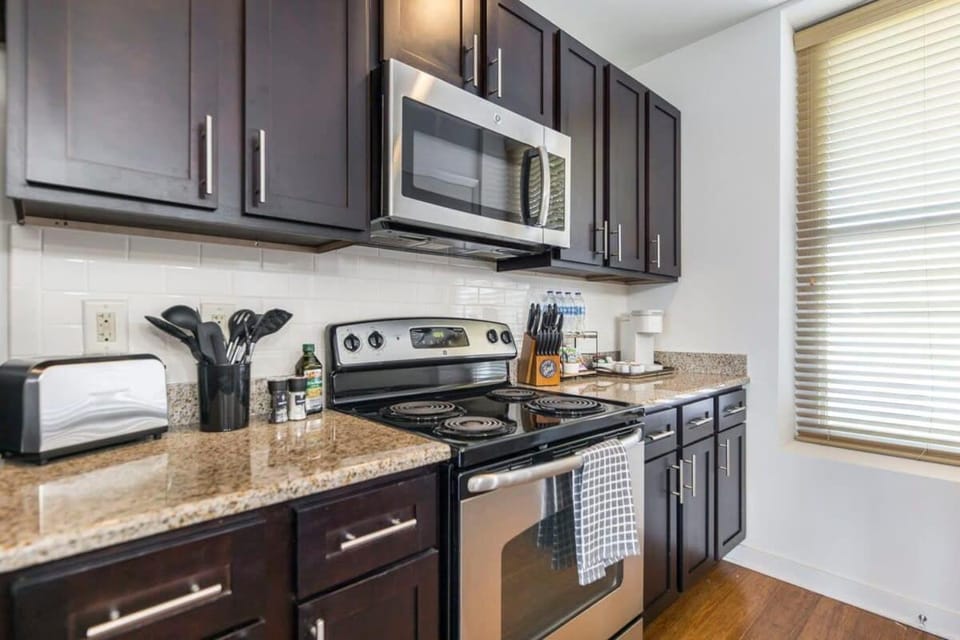 Chic Cherry St Stay, Walk to Downtown Eats Apartment in Macon