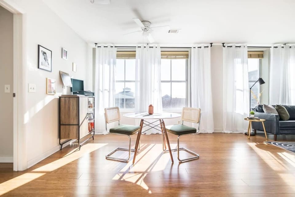Chic & Vibrant Cherry St Hideaway - Walk Score 73 Apartment in Macon