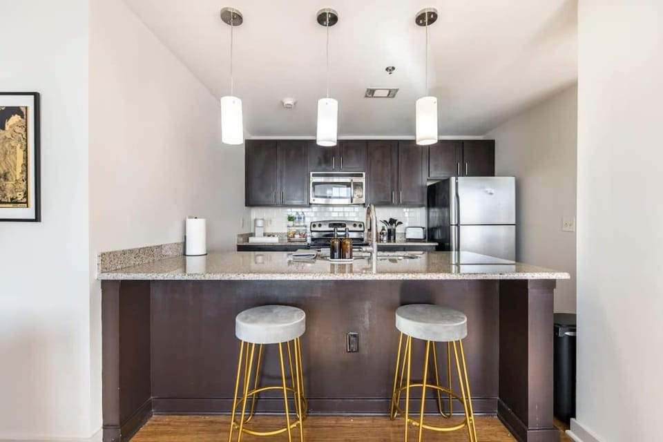Chic & Vibrant Cherry St Hideaway - Walk Score 73 Apartment in Macon