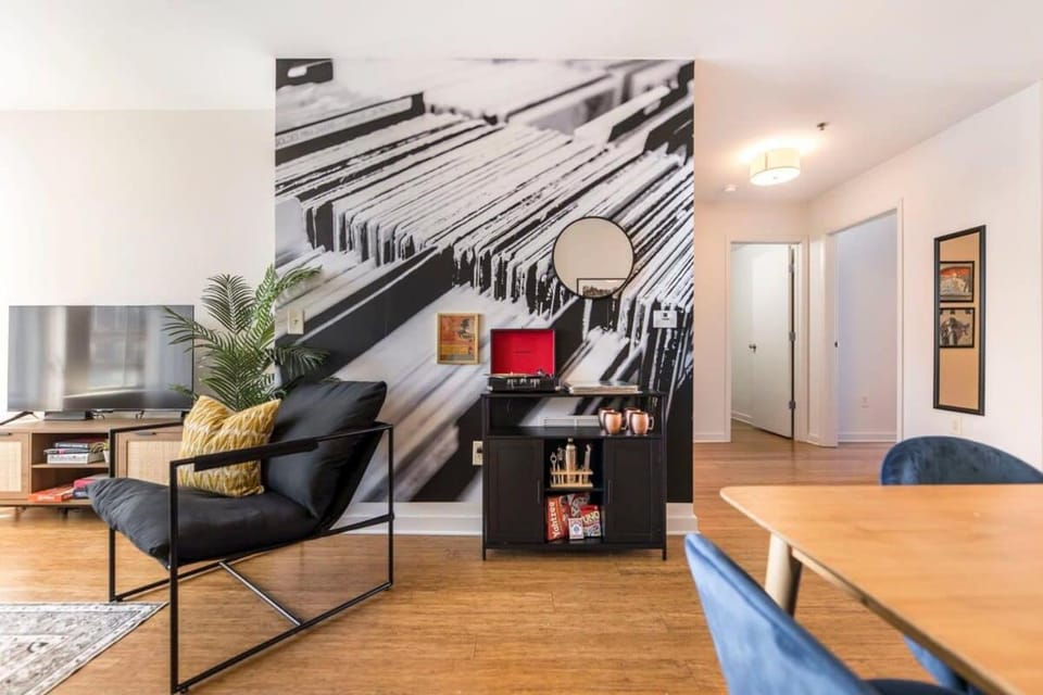 Eclectic & Stylish Vibes, Steps to Shops & Cafes Apartment in Macon