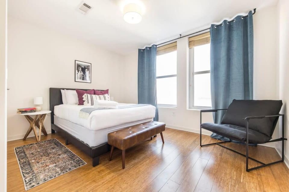 Modern Historic Loft, Walkable with Downtown Views Apartment in Macon