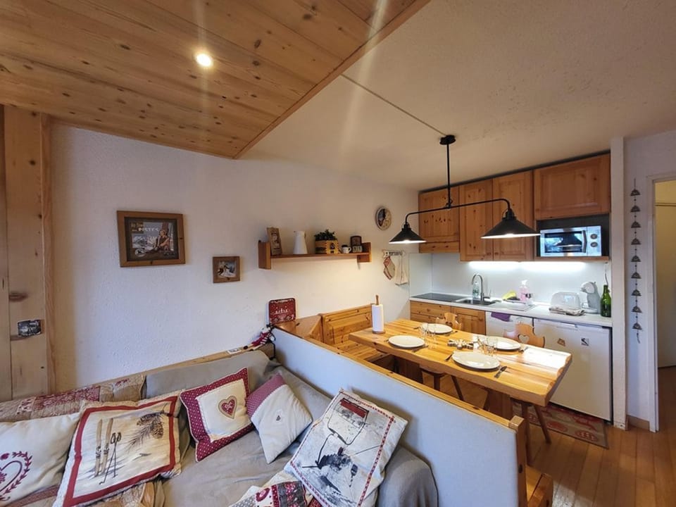 Appartement Chaleureux avec Balcon, Parking et Casier à Skis à Montgenèvre - FR-1-266-220 Apartment in Montgenèvre