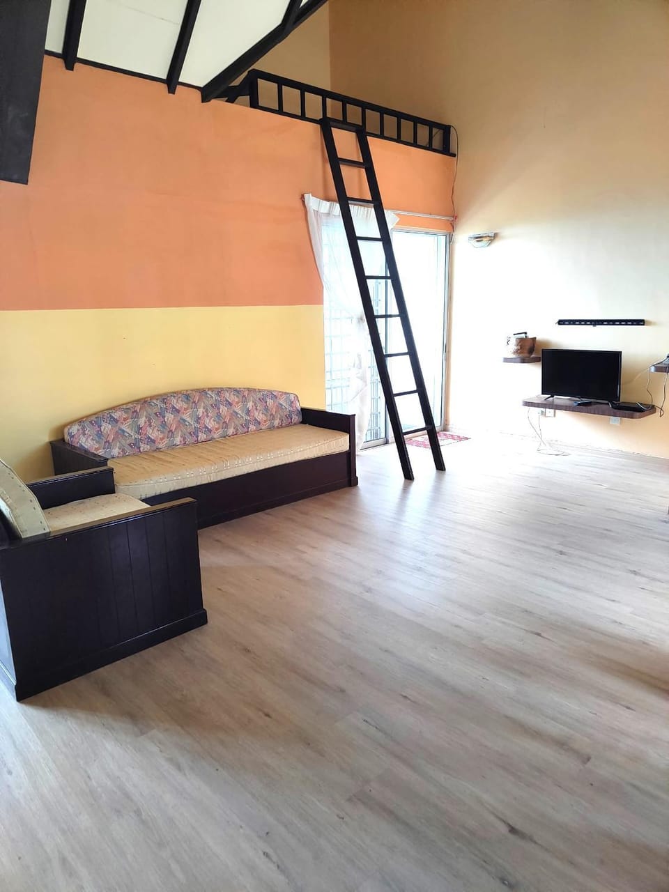 Photo of the whole room, Seating area