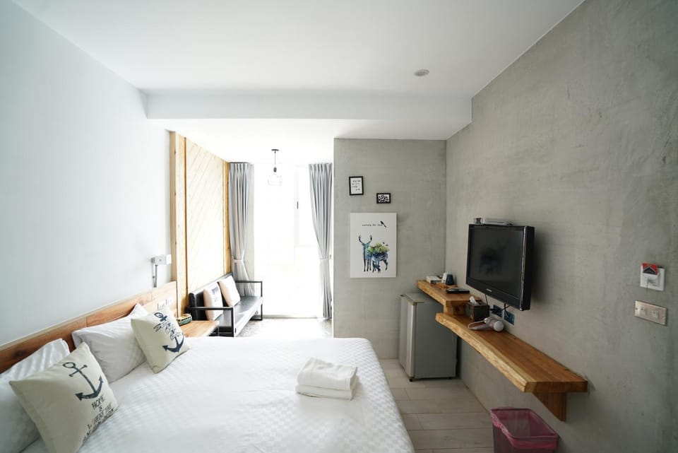 The Red Hotel Bed and Breakfast in Hengchun Township