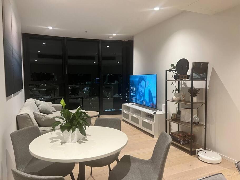 TV and multimedia, Living room, Seating area, Dining area, Evening entertainment