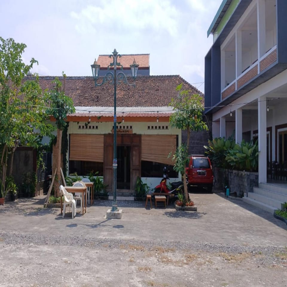 Facade/entrance