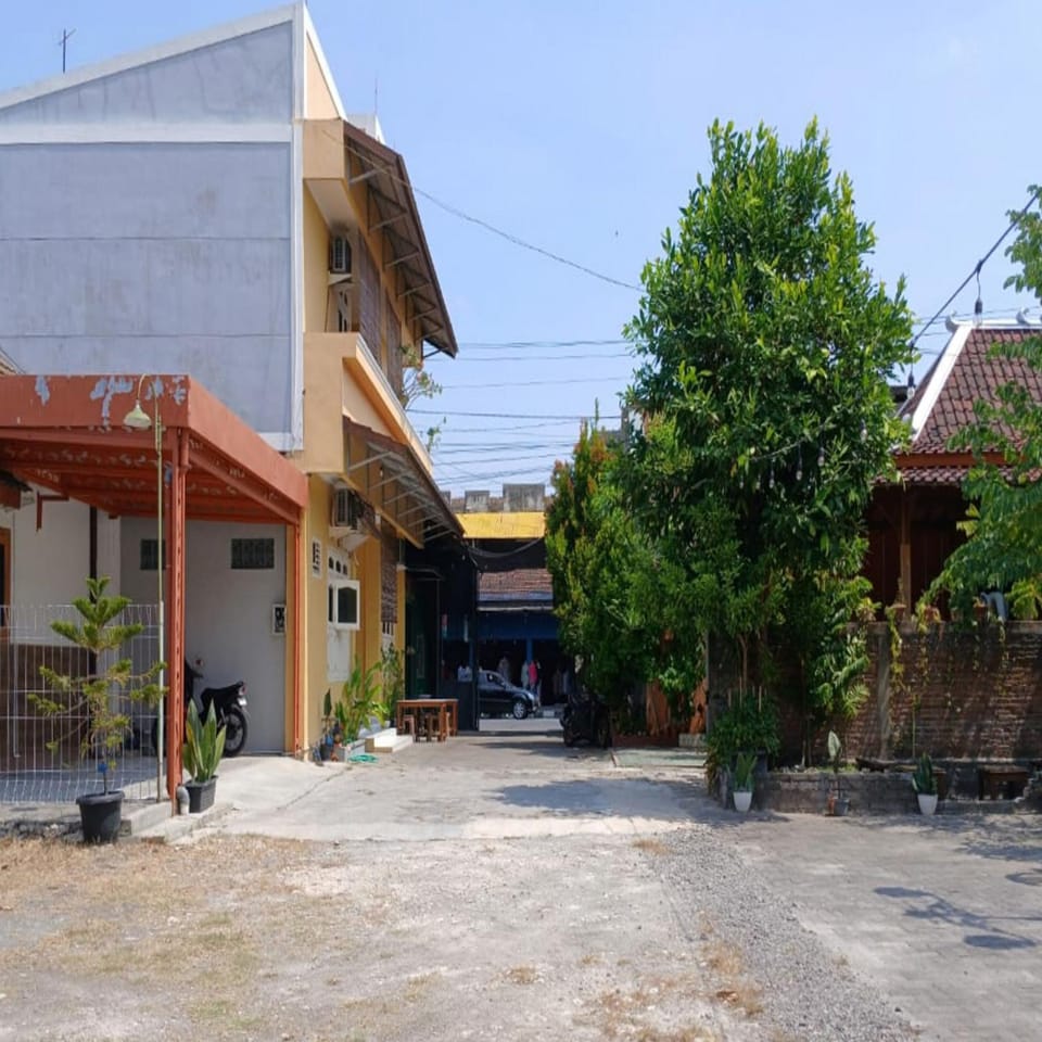Facade/entrance