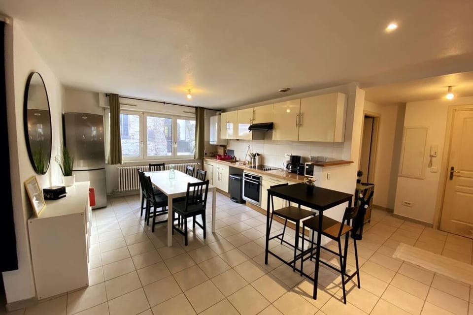 Kitchen or kitchenette, Seating area, oven, stove, toaster