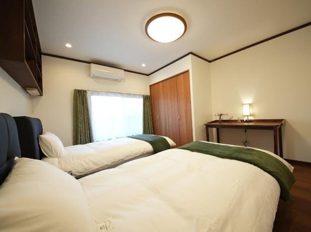 Osaka MiKa Garden family house direct KIX airport Bed and Breakfast in Osaka