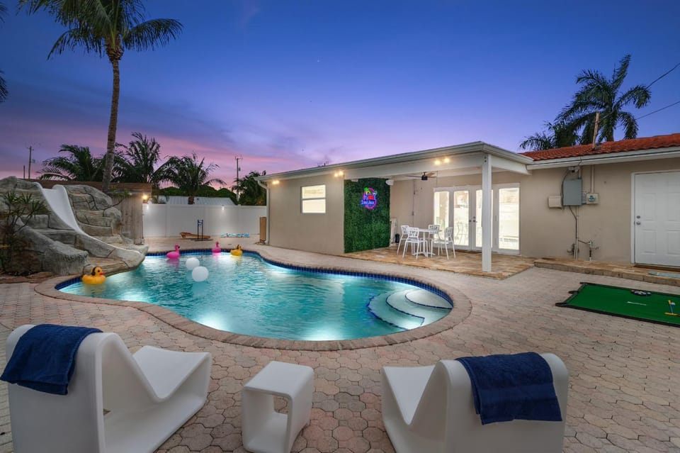 Patio, Pool view, Swimming pool, sunbed