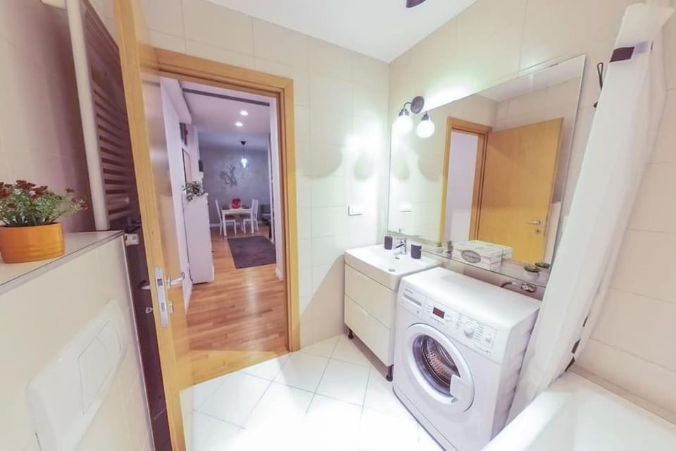 Bathroom, Kitchen or kitchenette, washing machine, dryer