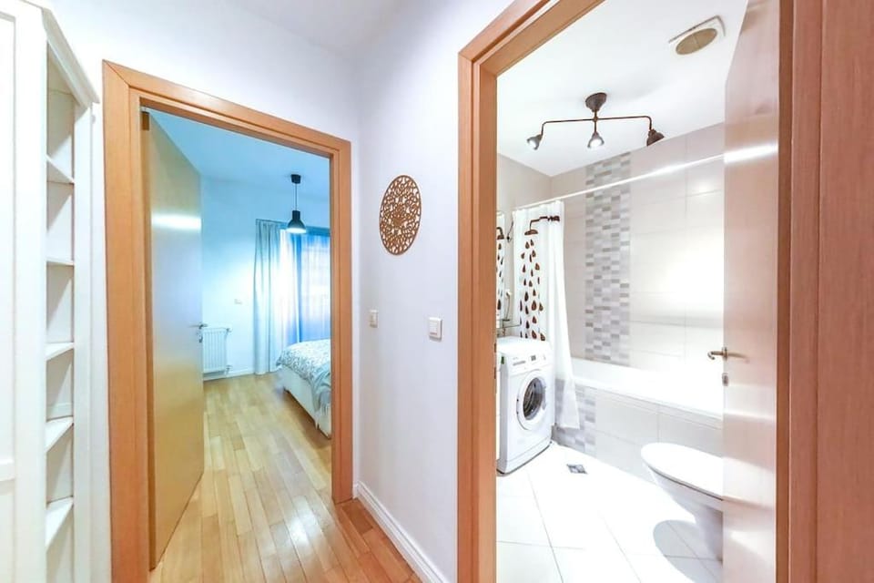 Shower, Toilet, Bathroom, towels, washing machine
