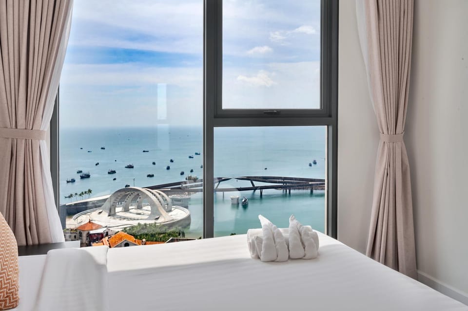 Bed, View (from property/room), towels
